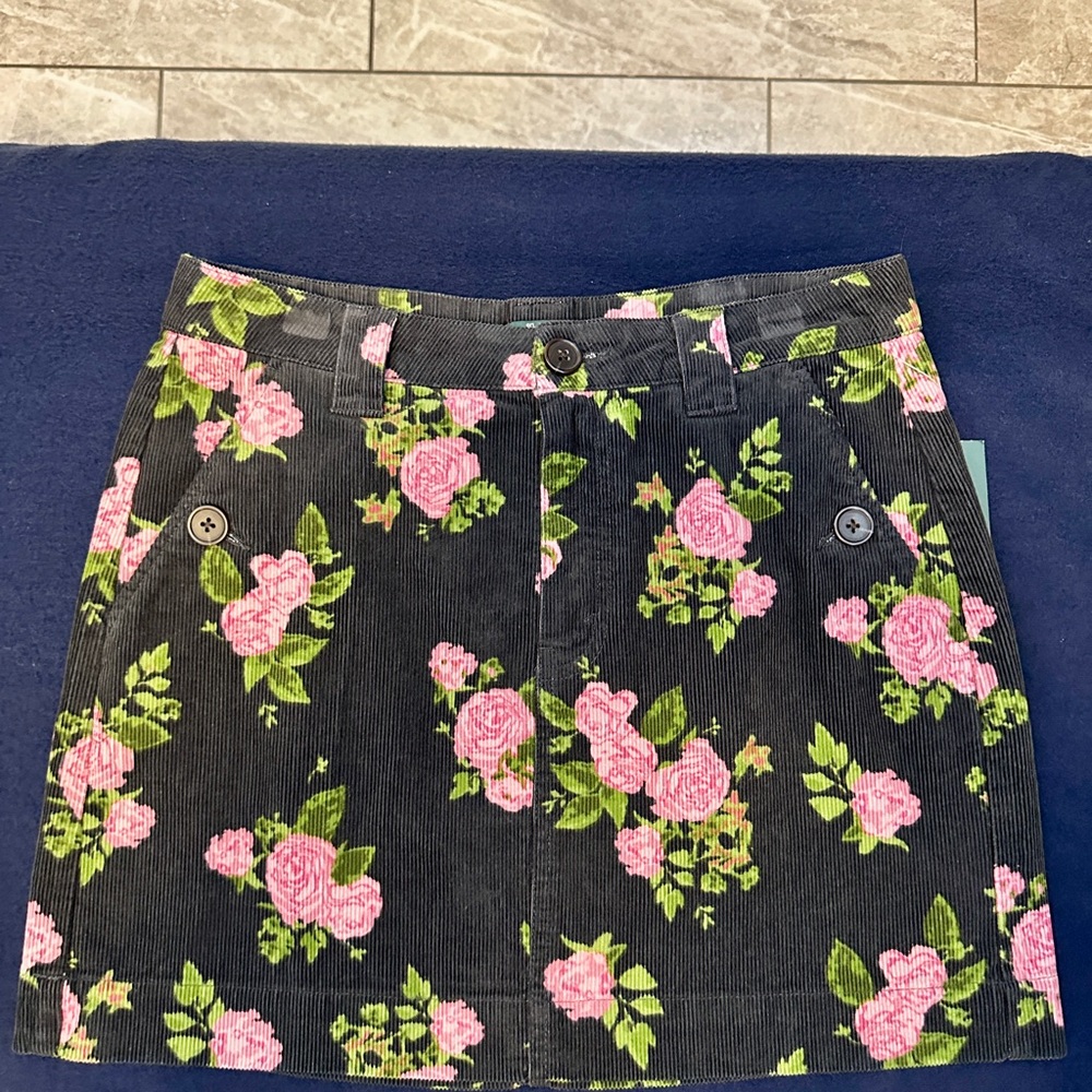 ‼️New Year’s Clearance‼️ NWT Floral Black Skirt Size 4